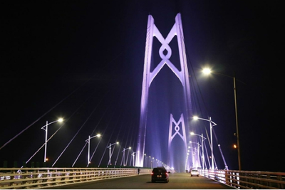 “世界七大奇迹”之一港珠澳大桥主体工程全线亮灯